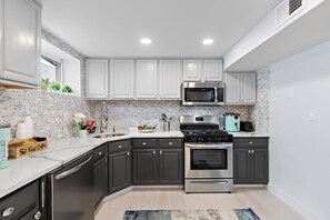 Fridge, microwave, oven, stovetop - Modern Apartment very close to NYC with parking (Bayonne, NJ 07002)