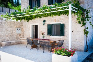 Outdoor dining - STONE HOUSES , COMPLETE PRIVACY , 7 BEDROOMS , 2 POOLS , IDEAL PLACE FOR HOLIDAY (kremena)