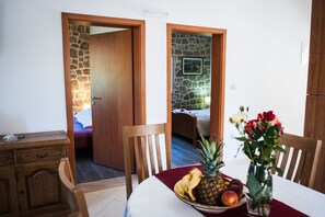 7 bedrooms, free WiFi, bed sheets - STONE HOUSES , COMPLETE PRIVACY , 7 BEDROOMS , 2 POOLS , IDEAL PLACE FOR HOLIDAY (kremena)