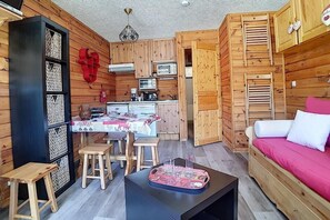 Interior - 100m from resort center, 2nd floor, balcony, tv, 20m², Les Menuires (Les Menuires)