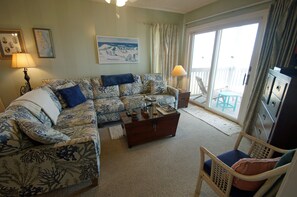 Televisión de pantalla plana y libros 