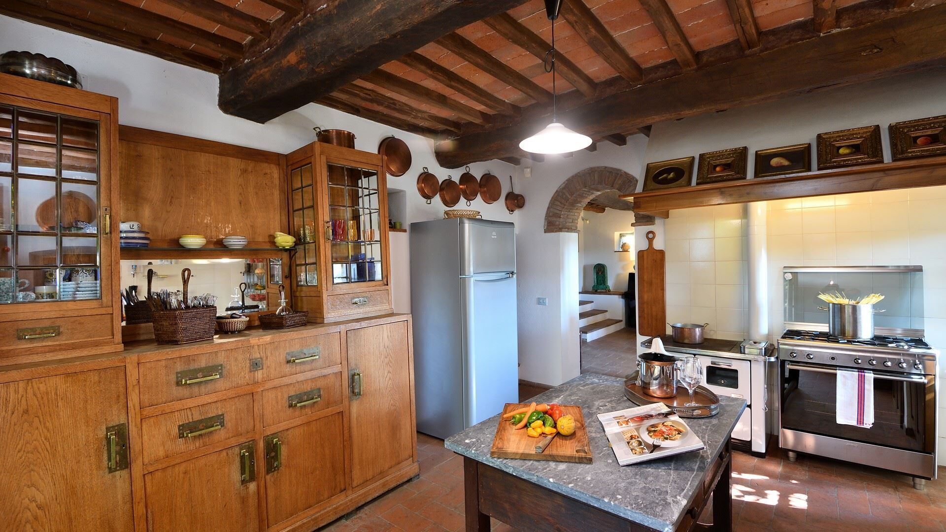 冷蔵庫、電子レンジ、オーブン、コンロ