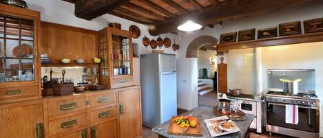 冷蔵庫、電子レンジ、オーブン、コンロ