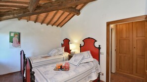 4 camere, una scrivania, accesso a Internet, lenzuola