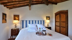 4 bedrooms, desk, Internet, bed sheets