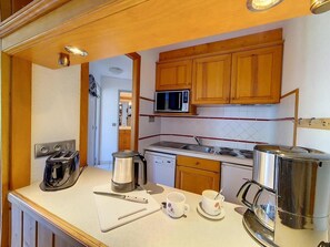 Een koelkast, een magnetron, een vaatwasser