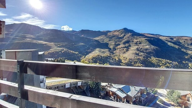 A balcony with a view of a mountainous landscape. - 100m from ski slopes, 7th floor, view mountain, balcony, tv, ski locker, 36m², Les Menuires (Les Menuires)