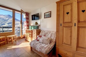 Living area - At the foot of shops, 7th floor, view mountain, balcony, tv, ski locker, 17m², Les Menuires (Les Menuires)