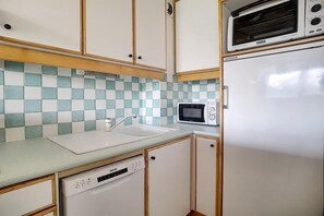 Réfrigérateur, micro-ondes, four, lave-vaisselle