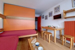 Room - 100m from ski slopes, 5th floor, view ski slopes, balcony, tv, ski locker, 24m², Les Menuires (Les Menuires)