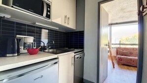Kaffetrakter/tekoker, kjøleskap, mikrobølgeovn og oppvaskmaskin