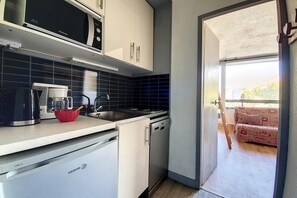 Fridge, microwave, dishwasher, coffee/tea maker