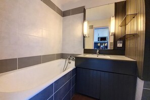 Bathtub - At the foot of shops, 6th floor, balcony, tv, ski locker, 17m², Les Menuires (Les Menuires)