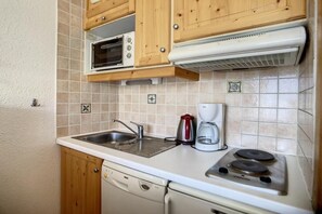 Een koelkast, een magnetron, een oven, een vaatwasser