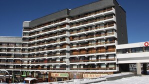 A multi-story hotel with balconies, a Tex Mex Pizzeria, and a Bar Restaurant. - 100m from ski slopes, 3rd floor, balcony, tv, ski locker, 24m², Les Menuires (Les Menuires)