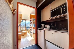 Fridge, oven, dishwasher, coffee/tea maker - 100m from ski slopes, 5th floor, view ski slopes, balcony, tv, ski locker, 24m², Les Menuires (Les Menuires)