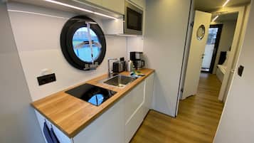 KylskÄp, spishÀll, diskmaskin och kaffe- och tebryggare