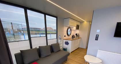 Hausboot Fjord Vela mit Biosauna und Dachterrasse in Barth