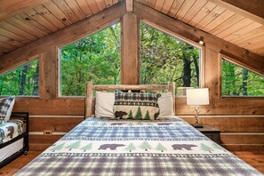 3 bedrooms, iron/ironing board, free WiFi, bed sheets - Winter Wonderland- HotTub-BigDeck -Separate entrance GameRoom Great Location!! (Sevierville)