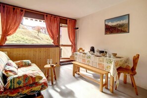 Dining - 100m from ski slopes, 2nd floor, view ski slopes, balcony, tv, 24m², Les Menuires (Les Menuires)