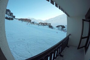 Property grounds - 100m from ski slopes, 2nd floor, view ski slopes, balcony, tv, 24m², Les Menuires (Les Menuires)