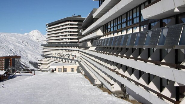 A modern hotel with a unique zigzag architectural design, featuring multiple balconies and large windows. - 200m from resort center, 12nd floor, balcony, tv, ski locker, 37m², Les Menuires (Les Menuires)