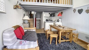A compact living space with a loft bedroom, a kitchenette, and a dining area. - 200m from resort center, 12nd floor, balcony, tv, ski locker, 37m², Les Menuires (Les Menuires)