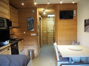 Room - 50m from ski slopes, Ground floor, balcony, tv, ski locker, 19m², Les Menuires (Les Menuires)