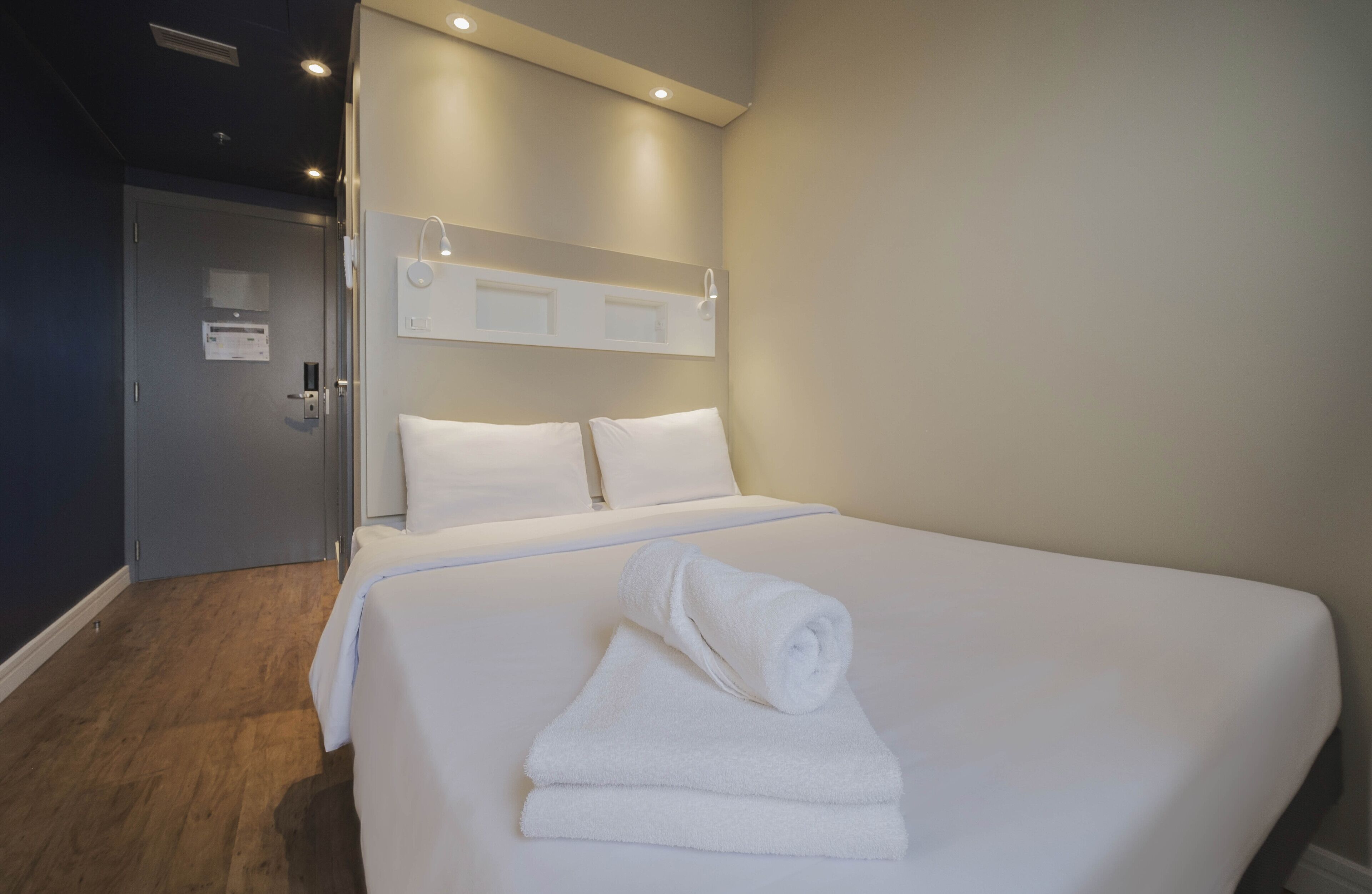 standard apartment, 1 double bed | desk, blackout curtains, soundproofing, free cots/infant beds