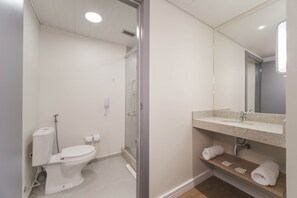 Apartamento familiar, varias camas | Baño | Ducha, secador de pelo, toallas y jabón