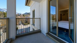 A balcony with a view of a parking lot and mountains. - ibis Styles Bad Reichenhall (Bad Reichenhall)