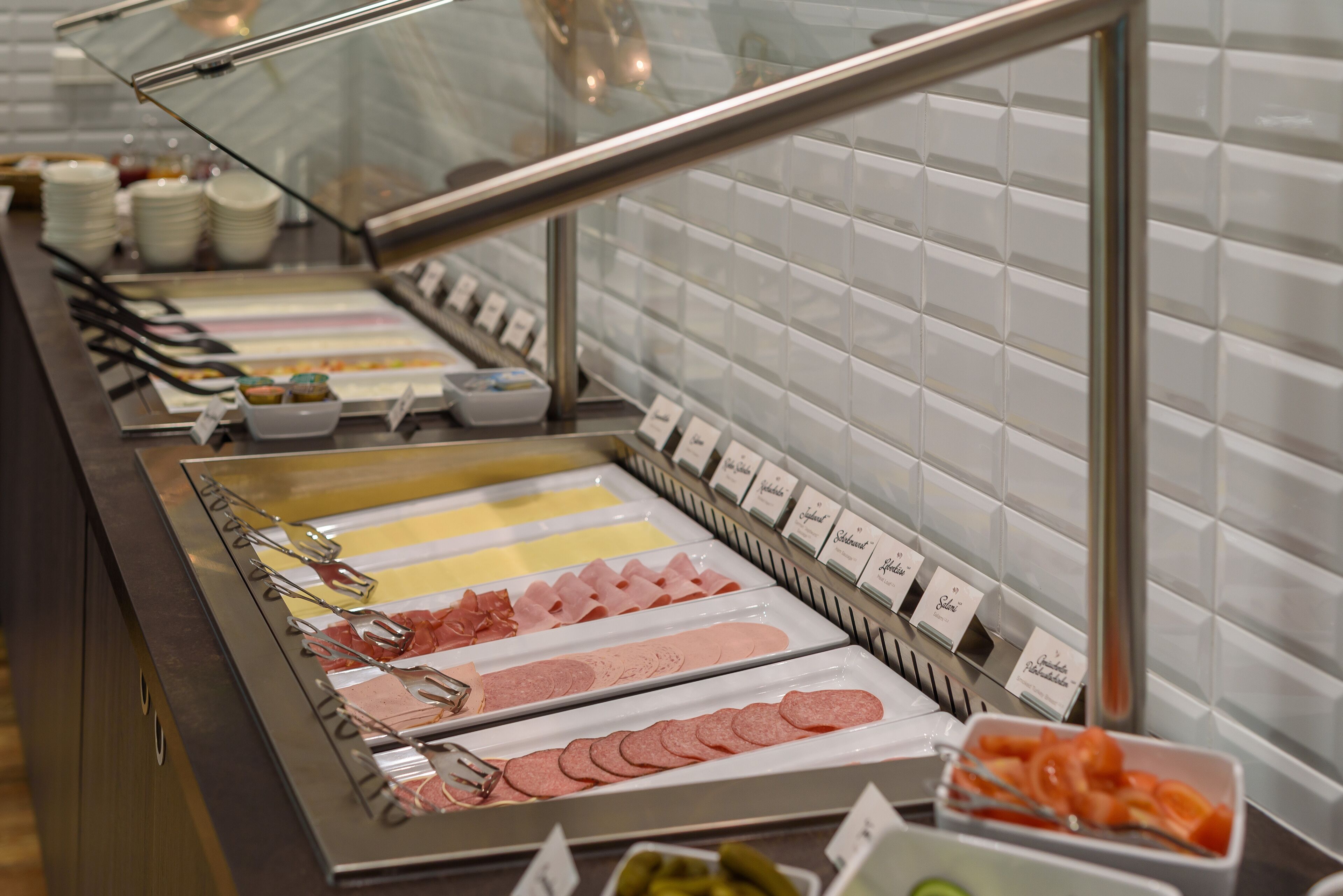 Un buffet proposant une variété de plats et d’étiquettes indiquant leur nom.