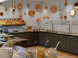 Desayuno buffet diario (EUR 18 por persona)