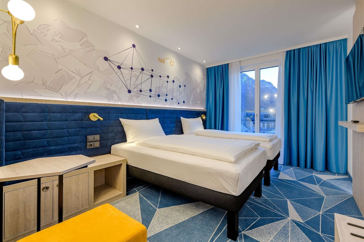 Habitació amb dos llits individuals Comfort, 2 llits individuals | Roba de llit hipoal·lergògena, escriptori i cortines opaques