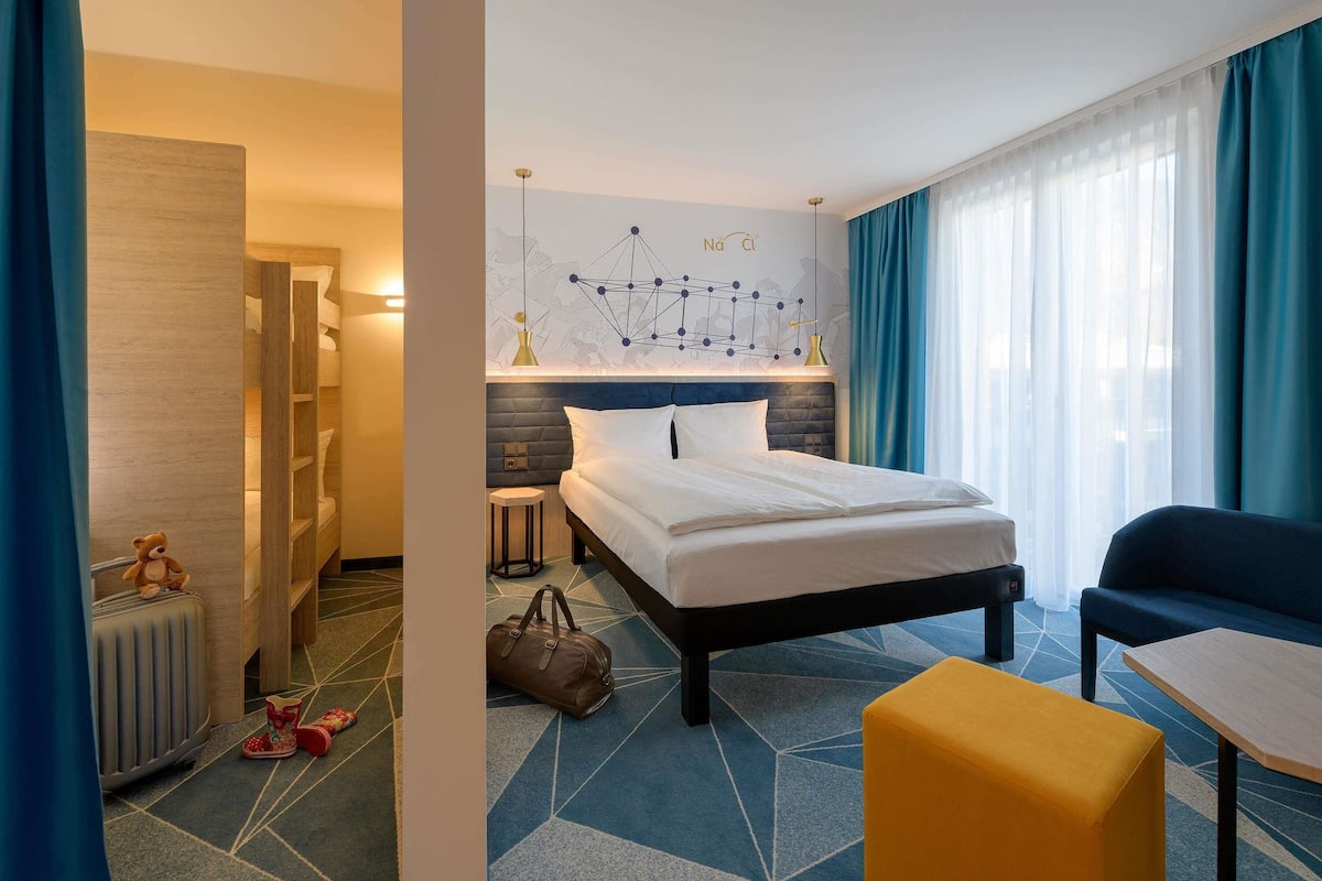 Familiekamer, Meerdere bedden, balkon (Comfort) | Hypoallergeen beddengoed, een bureau, verduisterende gordijnen