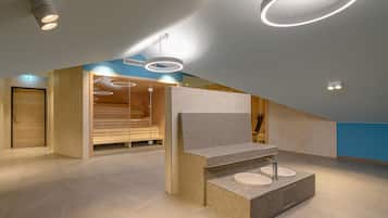 Un baño moderno con una bañera independiente, un tocador con lavamanos y una zona de ducha con banco.