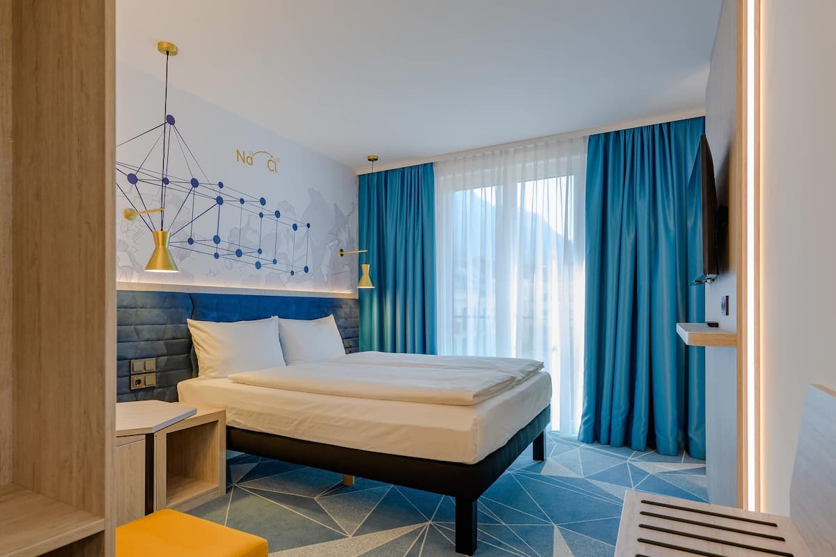 Habitación Confort, 1 cama matrimonial | Ropa de cama hipoalergénica y caja de seguridad en la habitación