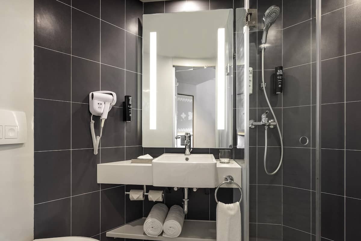 Standard Room, 1 Queen Bed | Frette Italian sheets, premium bedding, minibar, in-room safe