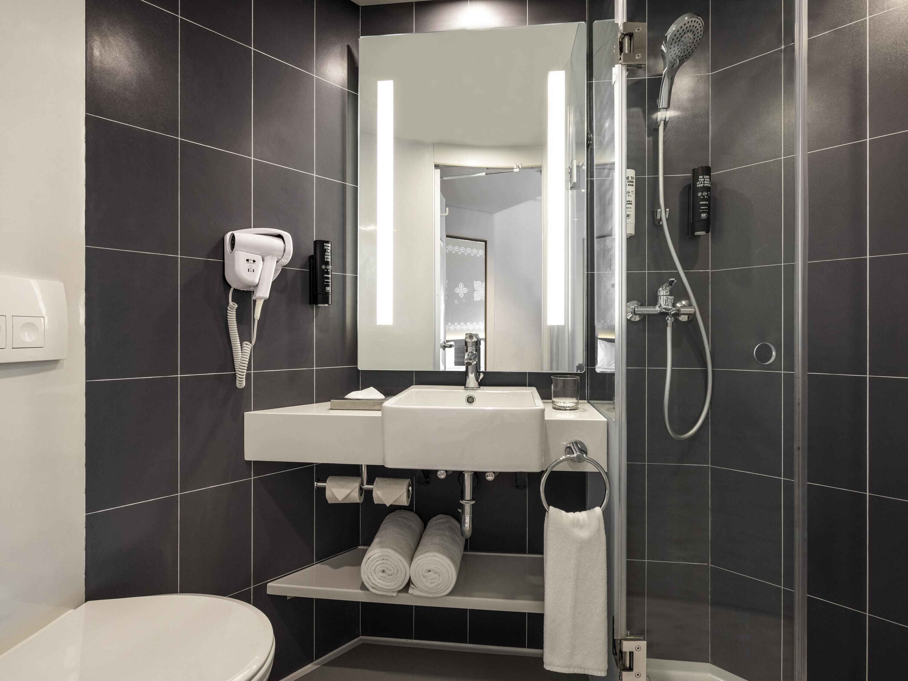 Dusche, Regendusche, umweltfreundliche Kosmetikartikel, Haartrockner