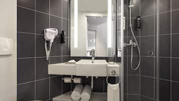 Dusche, Regendusche, umweltfreundliche Kosmetikartikel, Haartrockner