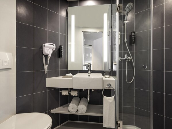 Shower, rainfall showerhead, eco-friendly toiletries, hair dryer - Ibis Mumbai Vikhroli (Mumbai)