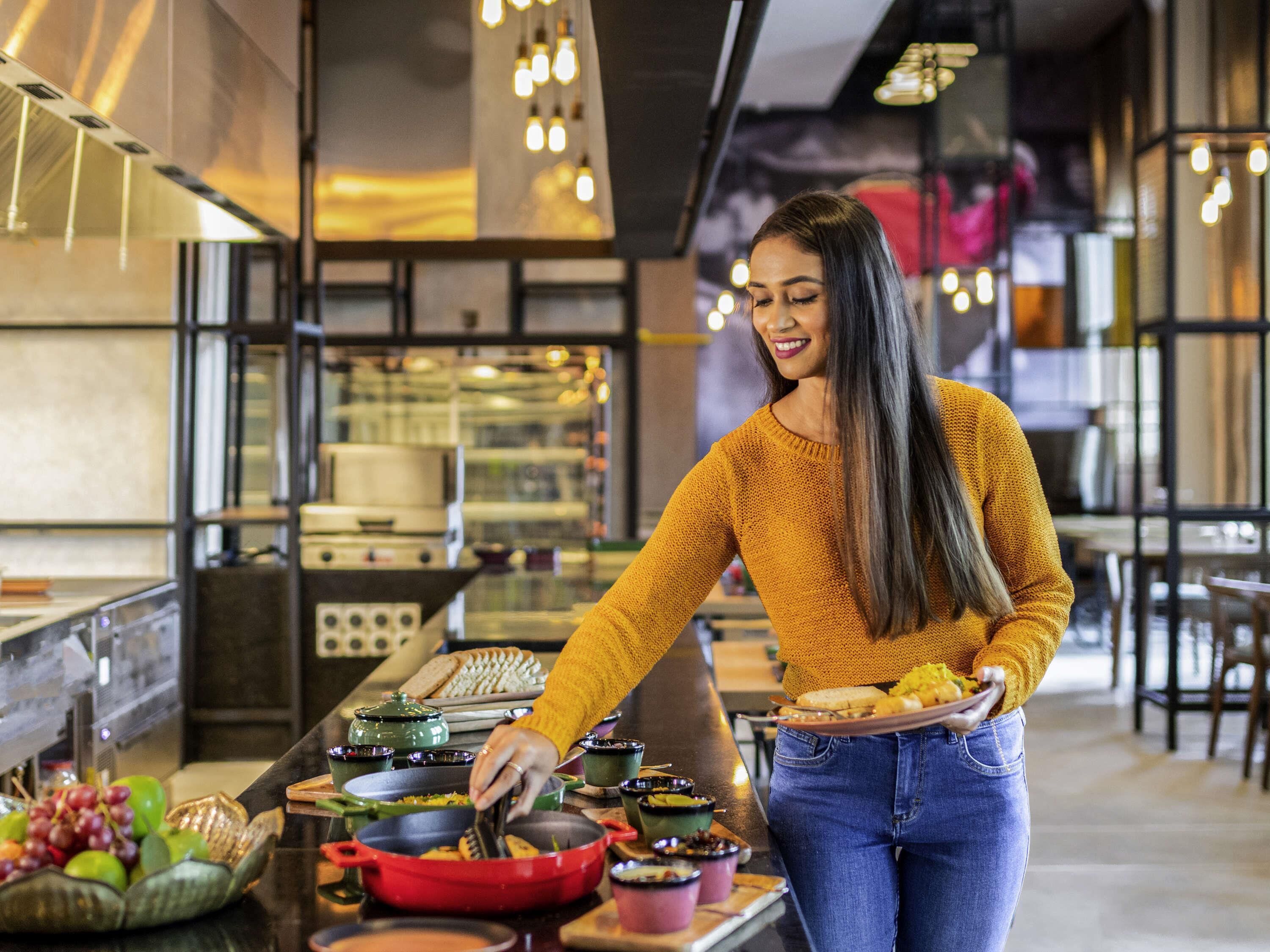 بوفيه فطور يوميًا بتكلفة قدرها (599 INR للشخص)