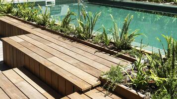 Kolam renang outdoor, dengan payung kolam renang dan kursi berjemur