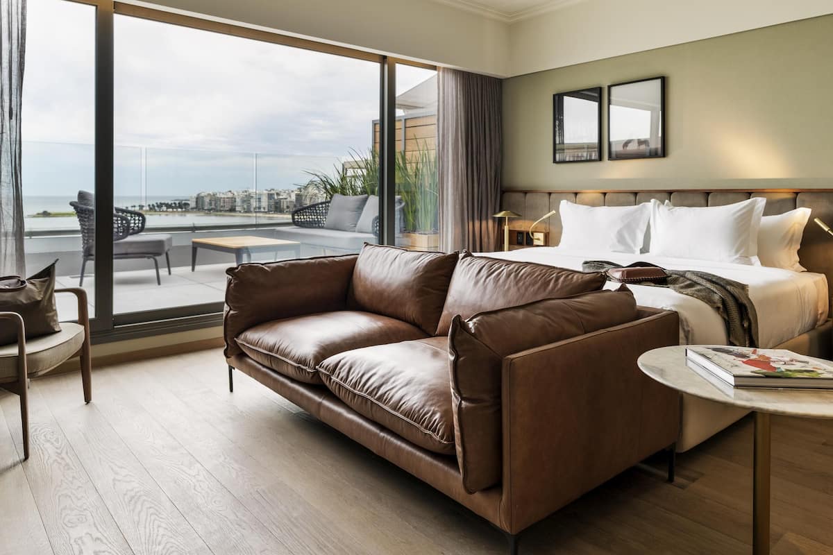 Suíte luxo, 1 cama King, sacada, vista para o mar | 1 quarto, frigobar, cofres nos quartos, escrivaninha