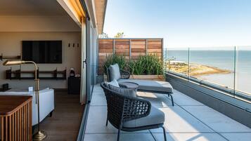 Deluxe Suite, 1 King Bed, Balcony, Sea View | Minibar, in-room safe, desk, blackout drapes