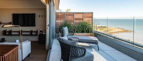 Suite Deluxe, 1 très grand lit, balcon, vue mer | Minibar, coffres-forts dans les chambres, bureau, rideaux occultants