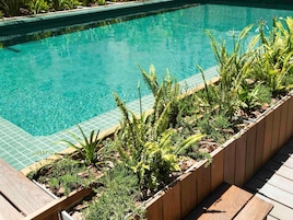Piscina externa, guarda-sóis, espreguiçadeiras