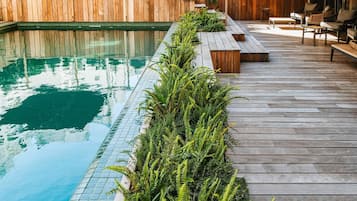 Utomhuspool, parasoller och solstolar