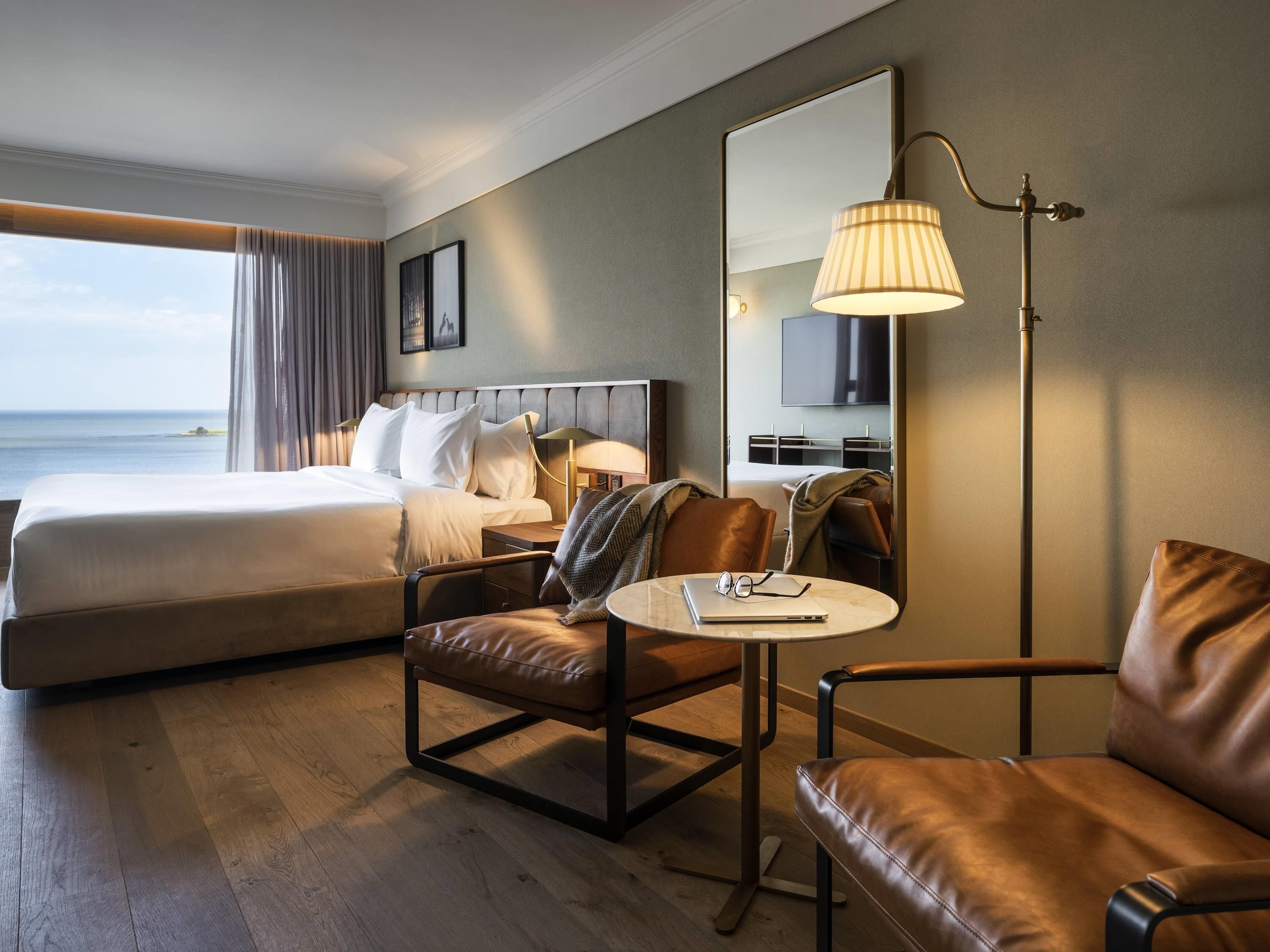 Minibar, Zimmersafe, Schreibtisch, Verdunkelungsvorhänge