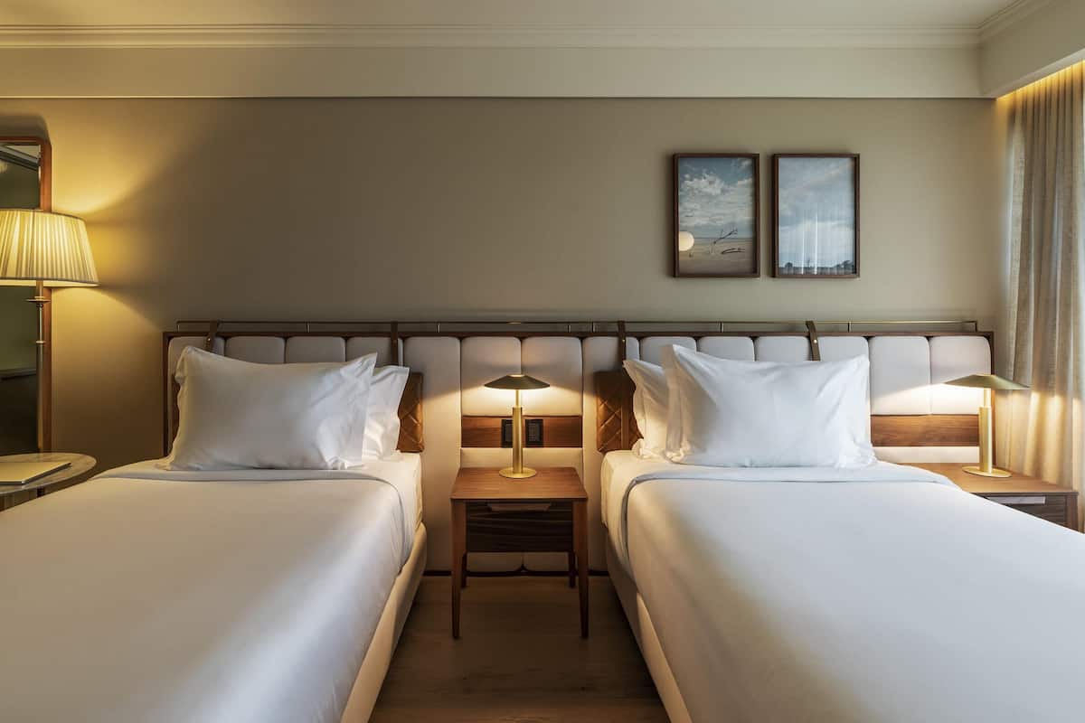 Quarto luxo, 2 camas de solteiro, vista para o mar | 1 quarto, frigobar, cofres nos quartos, escrivaninha